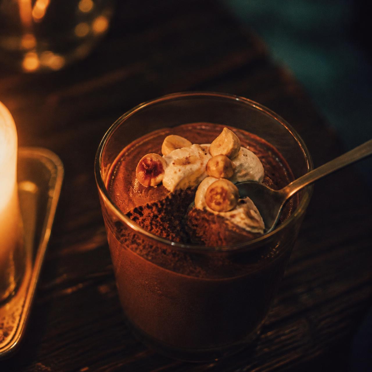 Chocolademousse met room en geroosterde hazelnoot in een glas